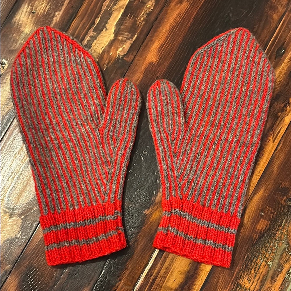Hand-made vintage, yet nearly new wool mittens